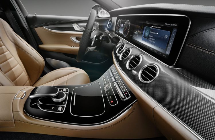 Mercedes E-Klasse Cockpit 2016 (6)