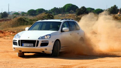 Was tut ein PS-Junkie und Autonarr, wenn er zu hören bekommt “Der GTS ist der sportlichste Cayenne!”? Na klar, er schnappt sich den...