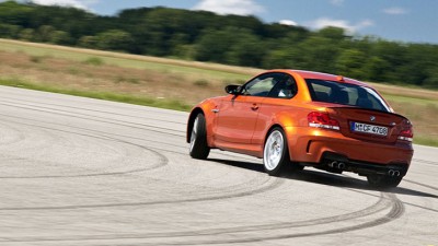 Driven: BMW 1M Coupé „Du Biest“ schießt es mir durch den Kopf, als ich die Senke mit dem schnellen Linksknick durchfahre „so haben wir nicht gewettet!“ Doch...