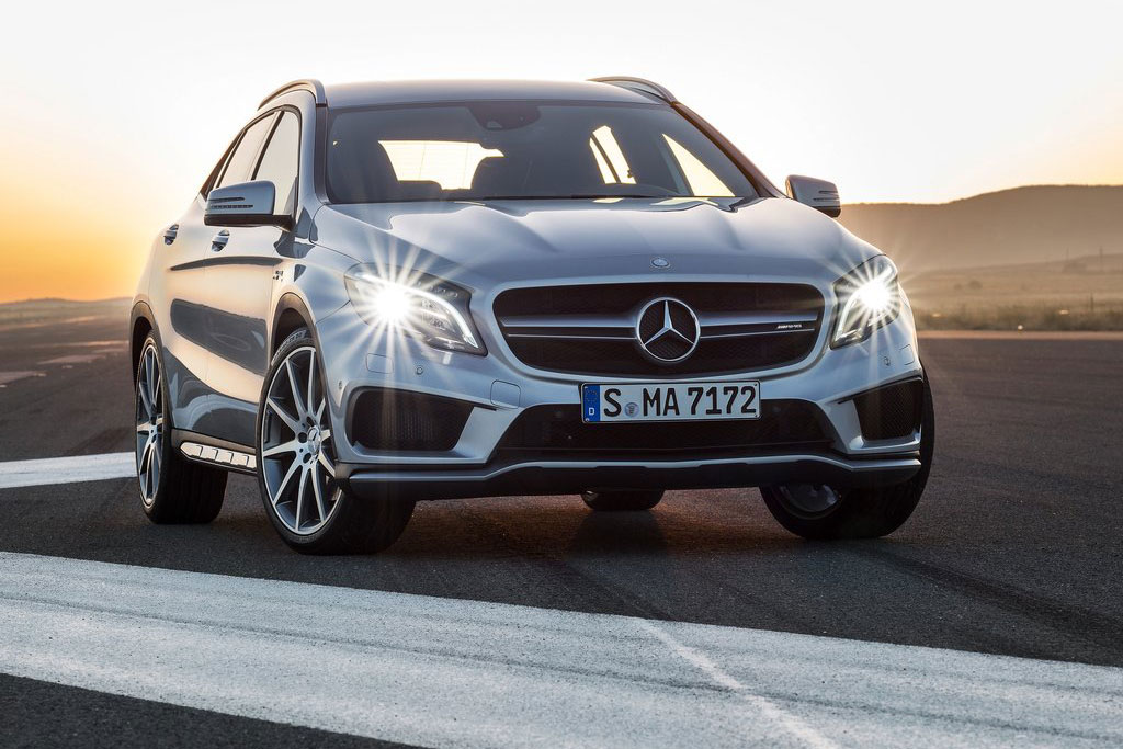 350 PS und 450 Nm stark - der Mercedes GLA 45 AMG dürfte der Haupt-Konkurrent zum BMW X1 M35i sein.