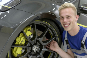 VW-Golf-GTI-Dark-Shine-(11)