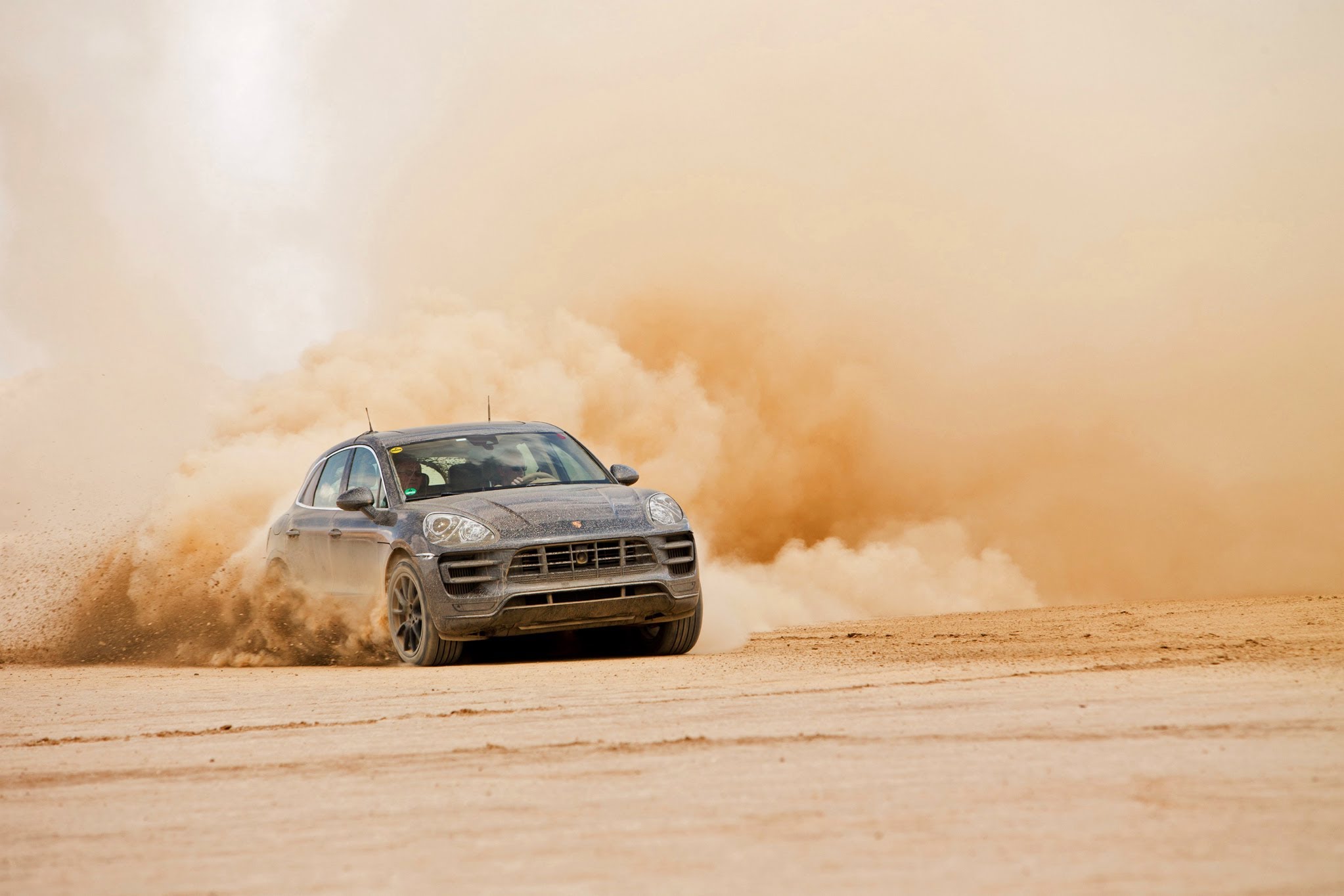 Porsche Macan spielt in der Wüste