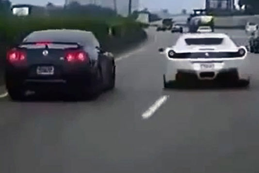 Video: Rechts überholt, Nissan GT-R abgedrängt