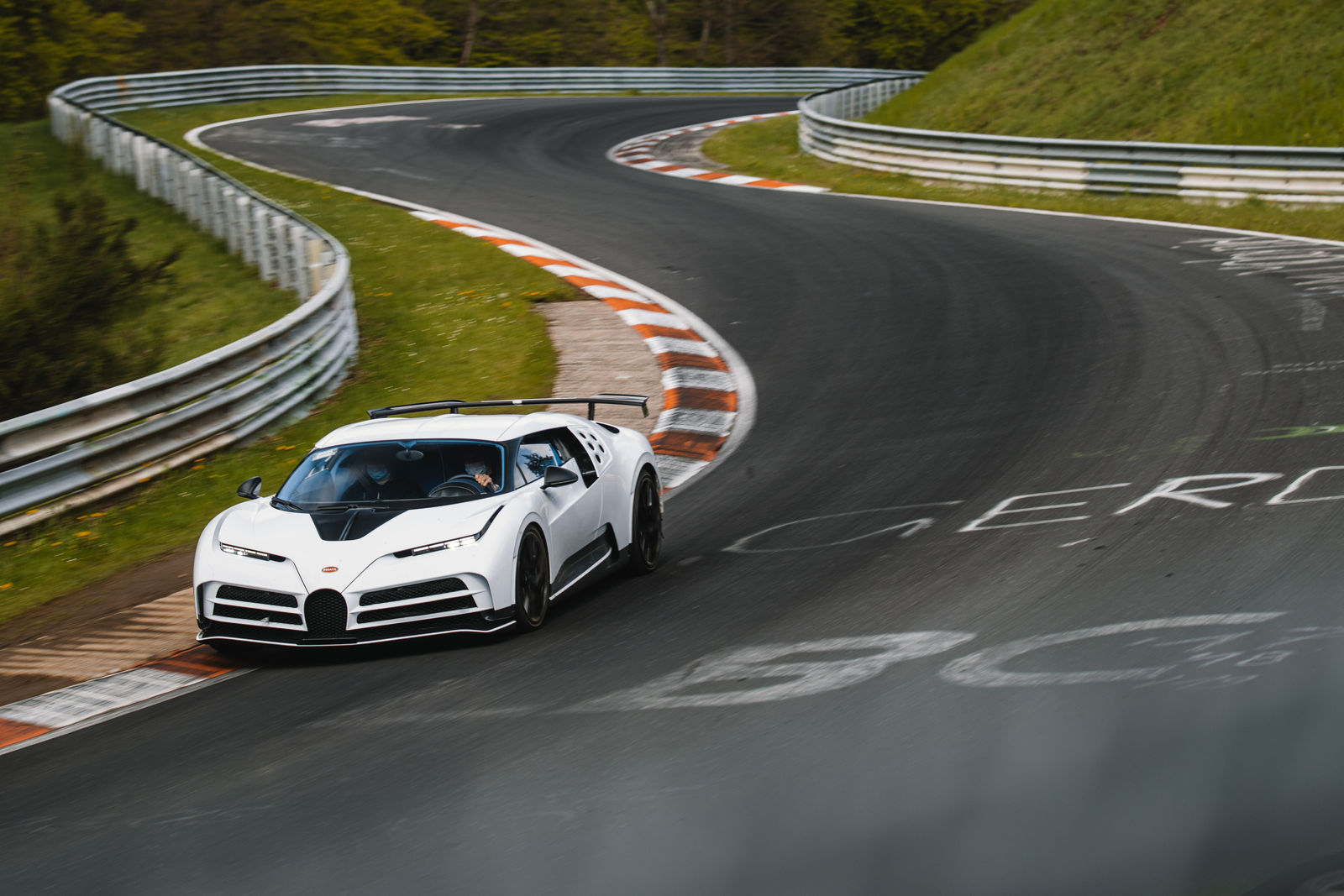 Bugatti mit der exklusivsten Erprobungsflotte der Welt am Nürburgring