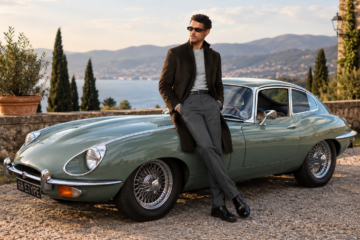 Stilvoller Mann am klassischen Jaguar