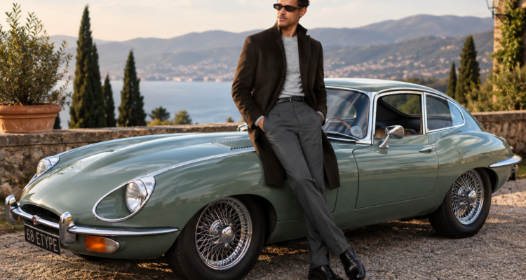 Stilvoller Mann am klassischen Jaguar