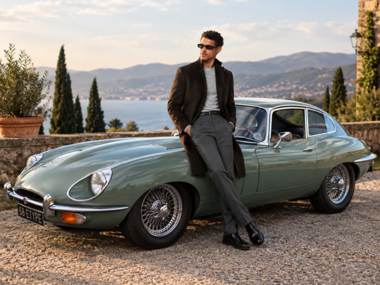 Stilvoller Mann am klassischen Jaguar